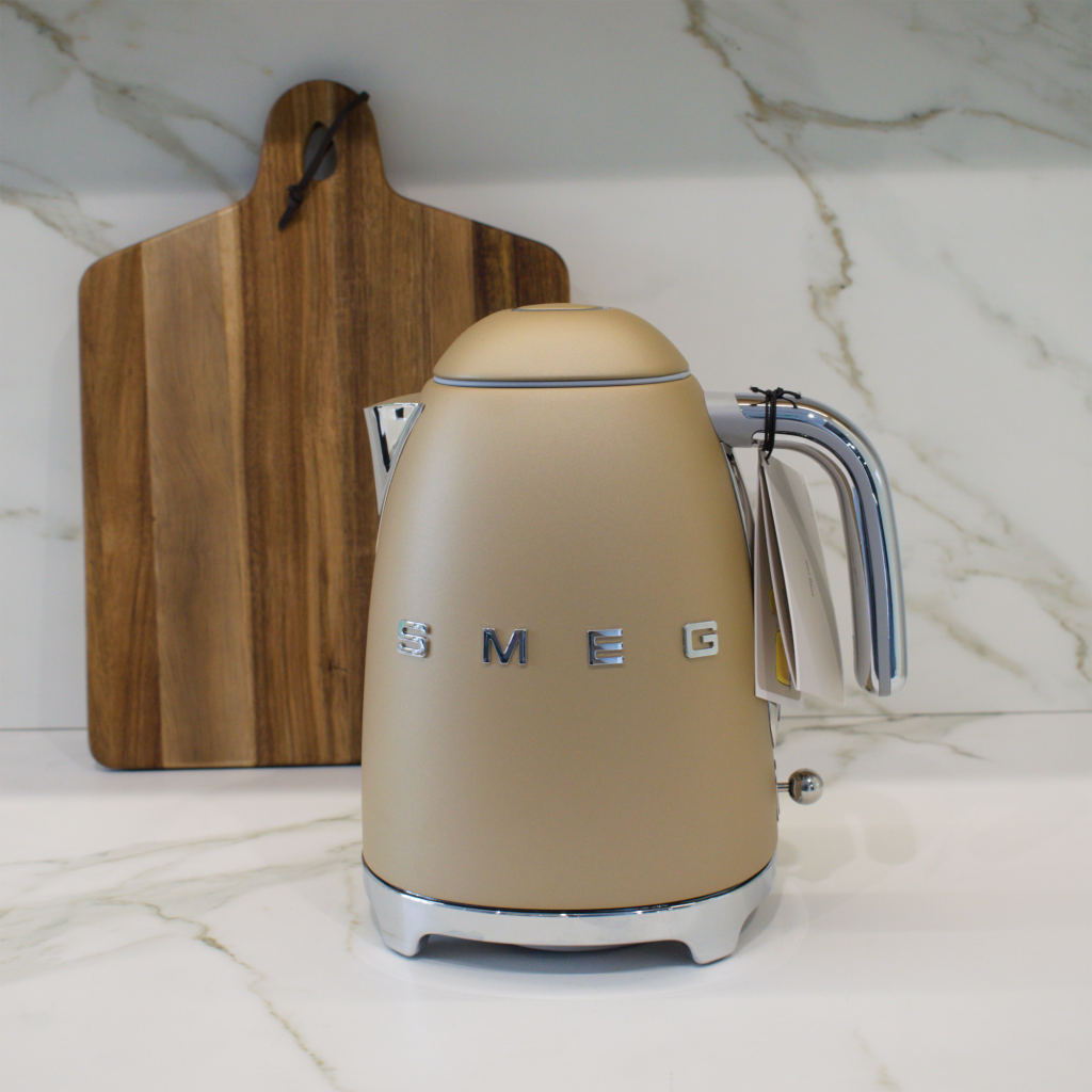 Ấm siêu tốc Smeg KLF03CHMEU 1.7L màu đồng nhám (không chỉnh nhiệt)