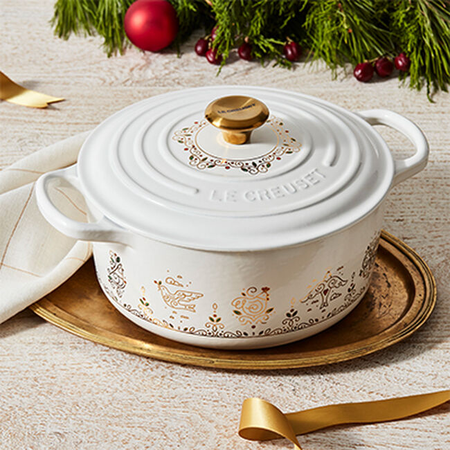 Nồi gang Le Creuset họa tiết Noel trắng 22cm 3.3L (21177 22 83 81464)