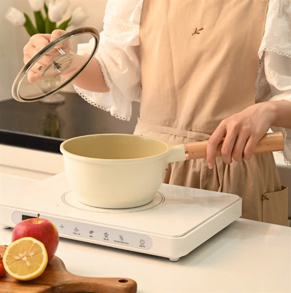 Quánh nhôm đúc đáy từ có nắp kính cường lực Haatz 18cm