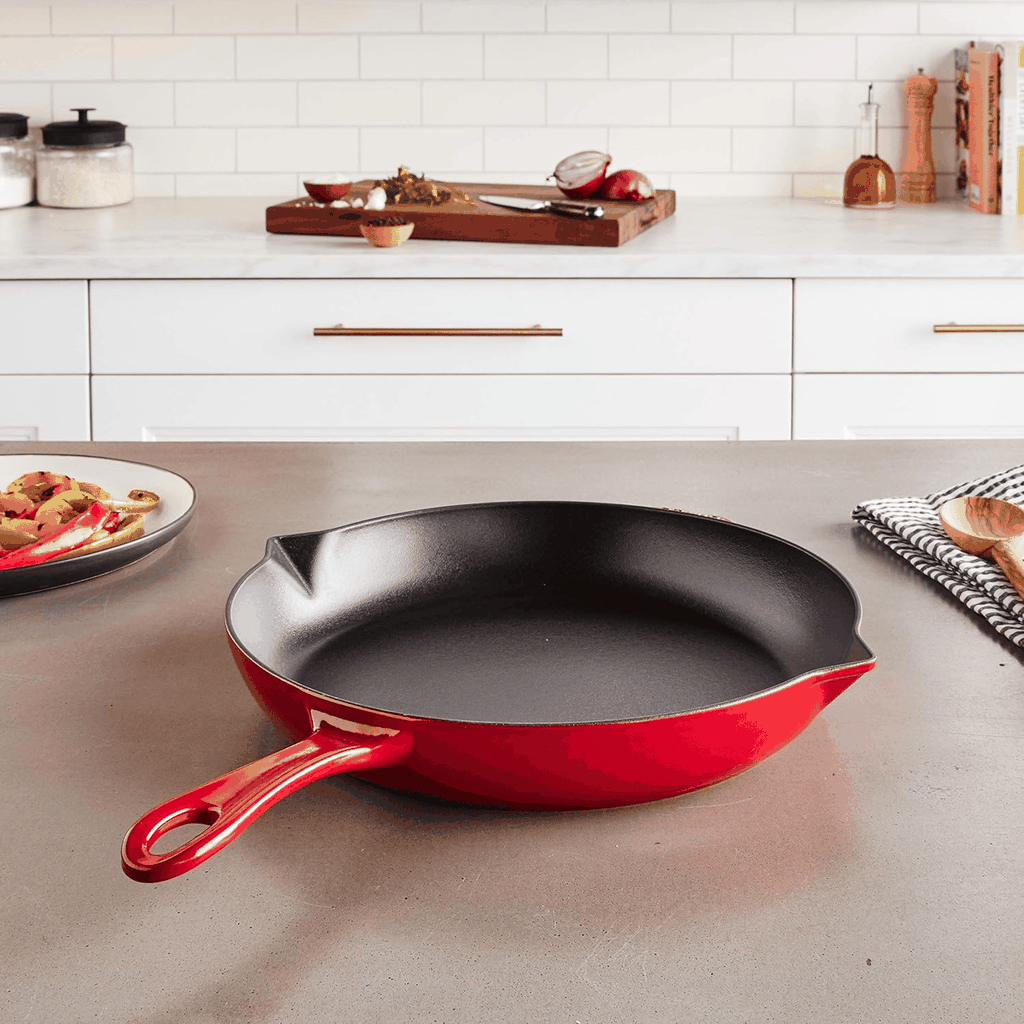 Chảo gang Staub có miệng rót 26cm màu đỏ (1222606)