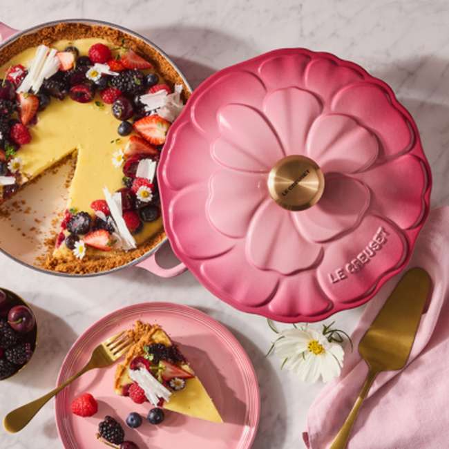 Chảo gang Le Creuset Petal Braiser nắp hoa 26cm 2.2L màu hồng berry (21964 26 439 4450)