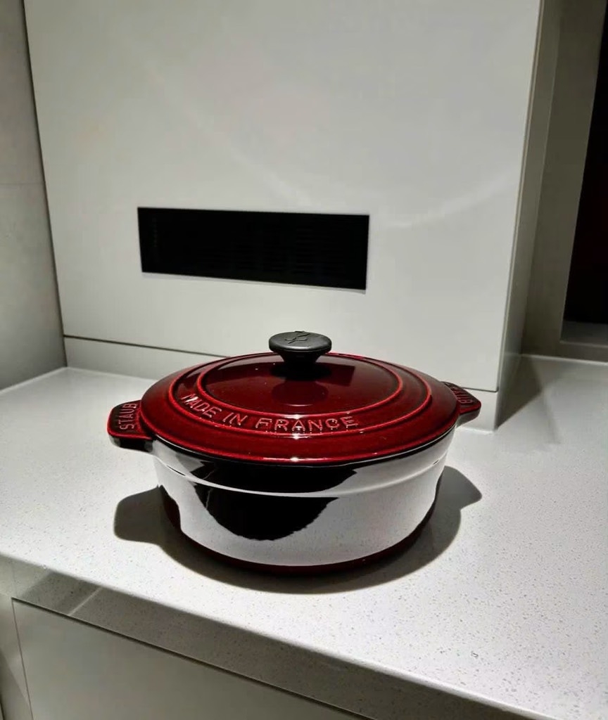 Nồi gang Staub Grenadine 24cm 3.6L núm cao su màu mận chín (1033849)