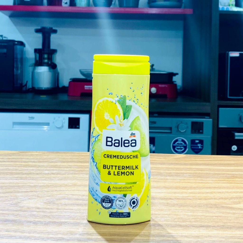 Sữa tắm Balea Buttermilk&Lemon 300ml màu vàng
