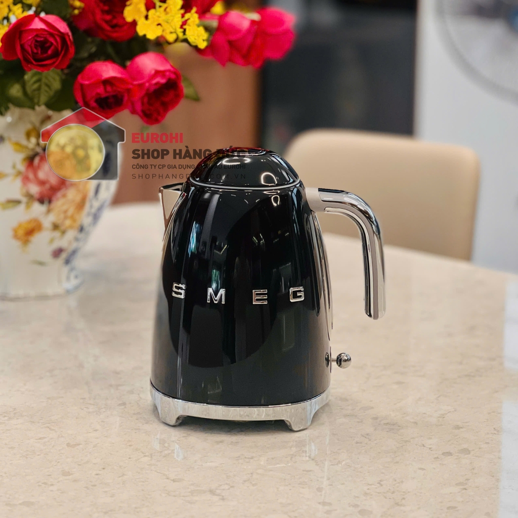 Ấm siêu tốc Smeg KLF03BLEU Glossy Black 1,7L màu đen
