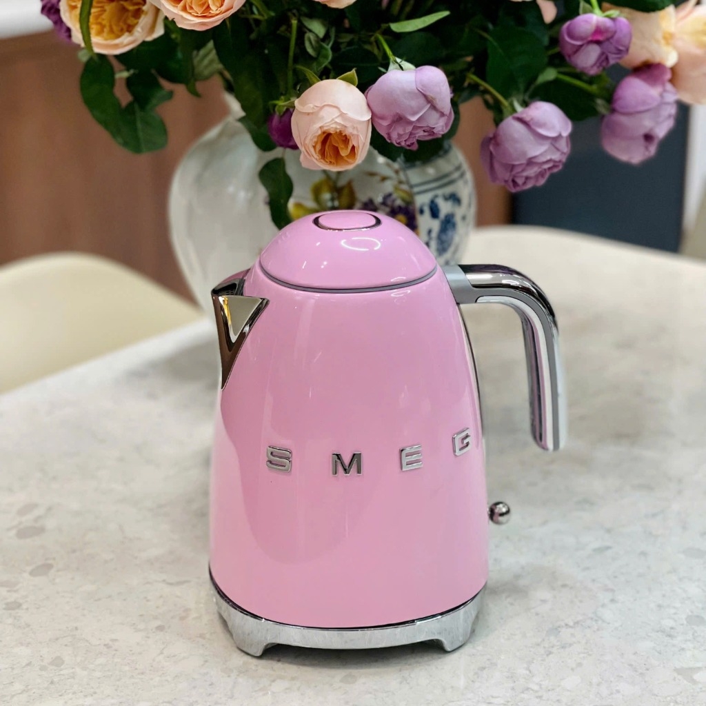 Ấm siêu tốc SMEG KLF03PKEU Pink 1,7L màu hồng