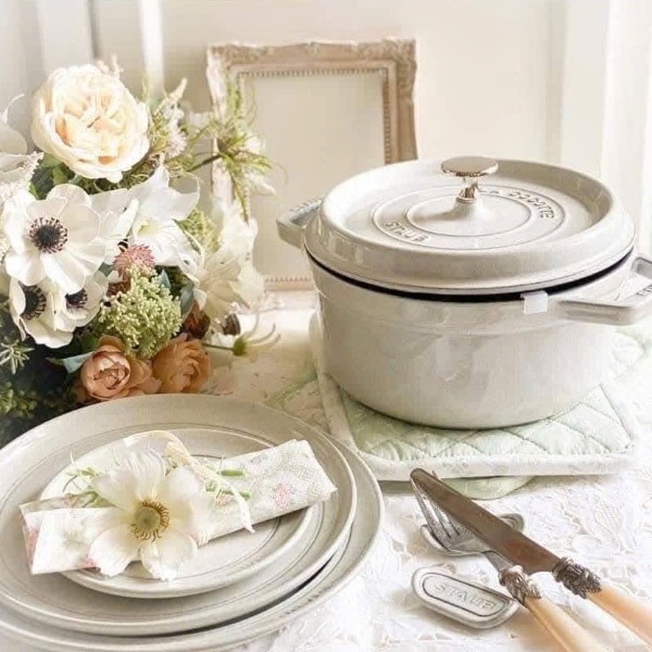 Nồi gang Staub white Truffle 20cm màu trắng