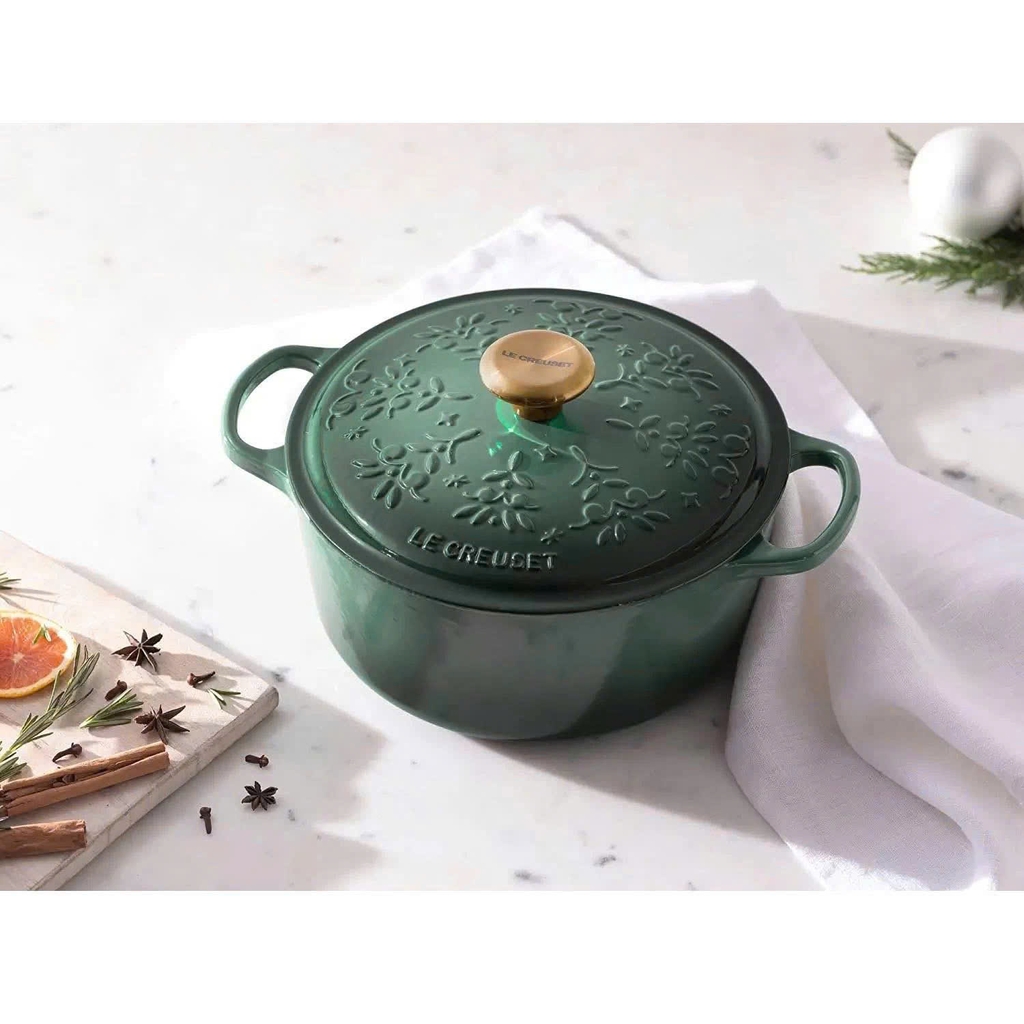 Nồi gang Le Creuset Artichaut Limited bông tuyết xanh núm tròn 24cm 4.2L (21886 24 79 54441)