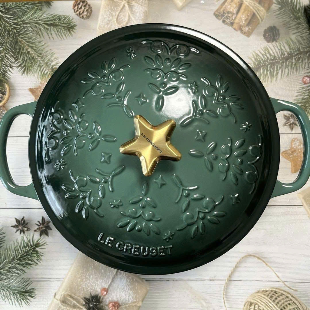 Nồi gang Le Creuset Artichaut Limited bông tuyết xanh núm sao 24cm 4.2L (21886 24 79 54469)