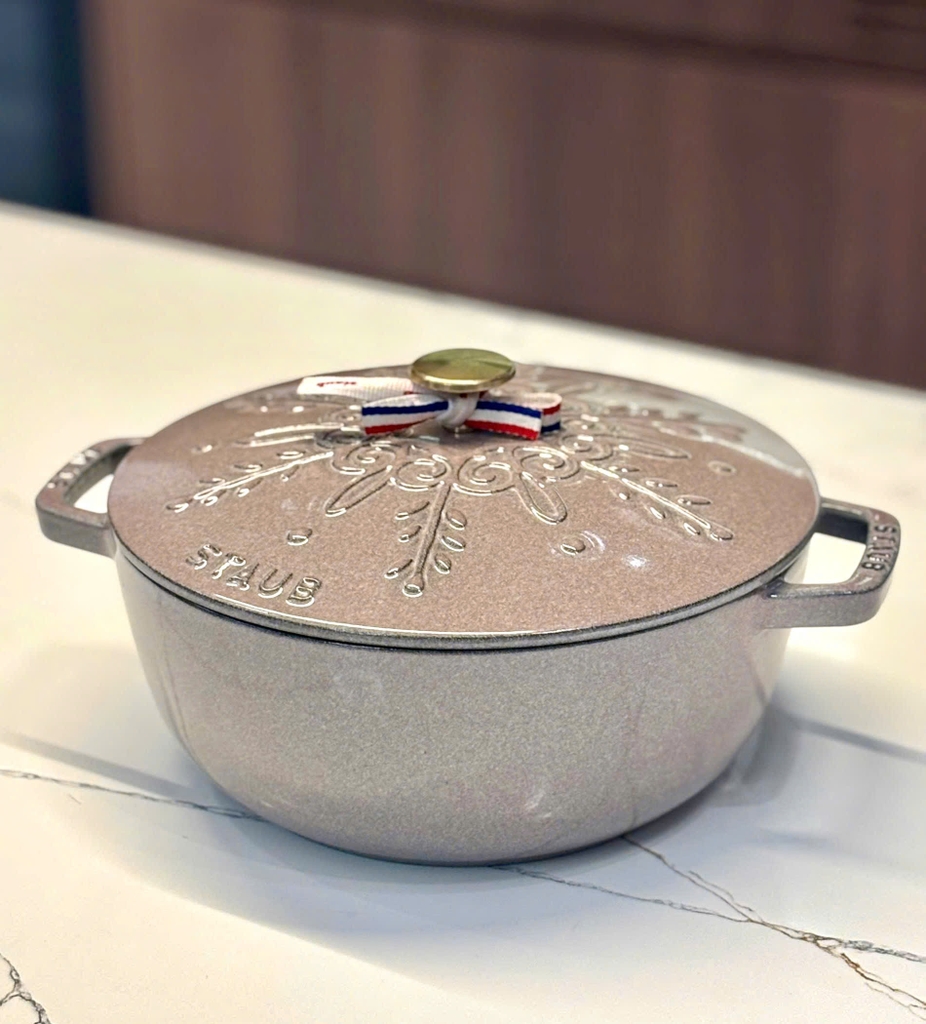 Nồi gang Staub bông lúa 24cm 3.6L màu hồng (112824117)