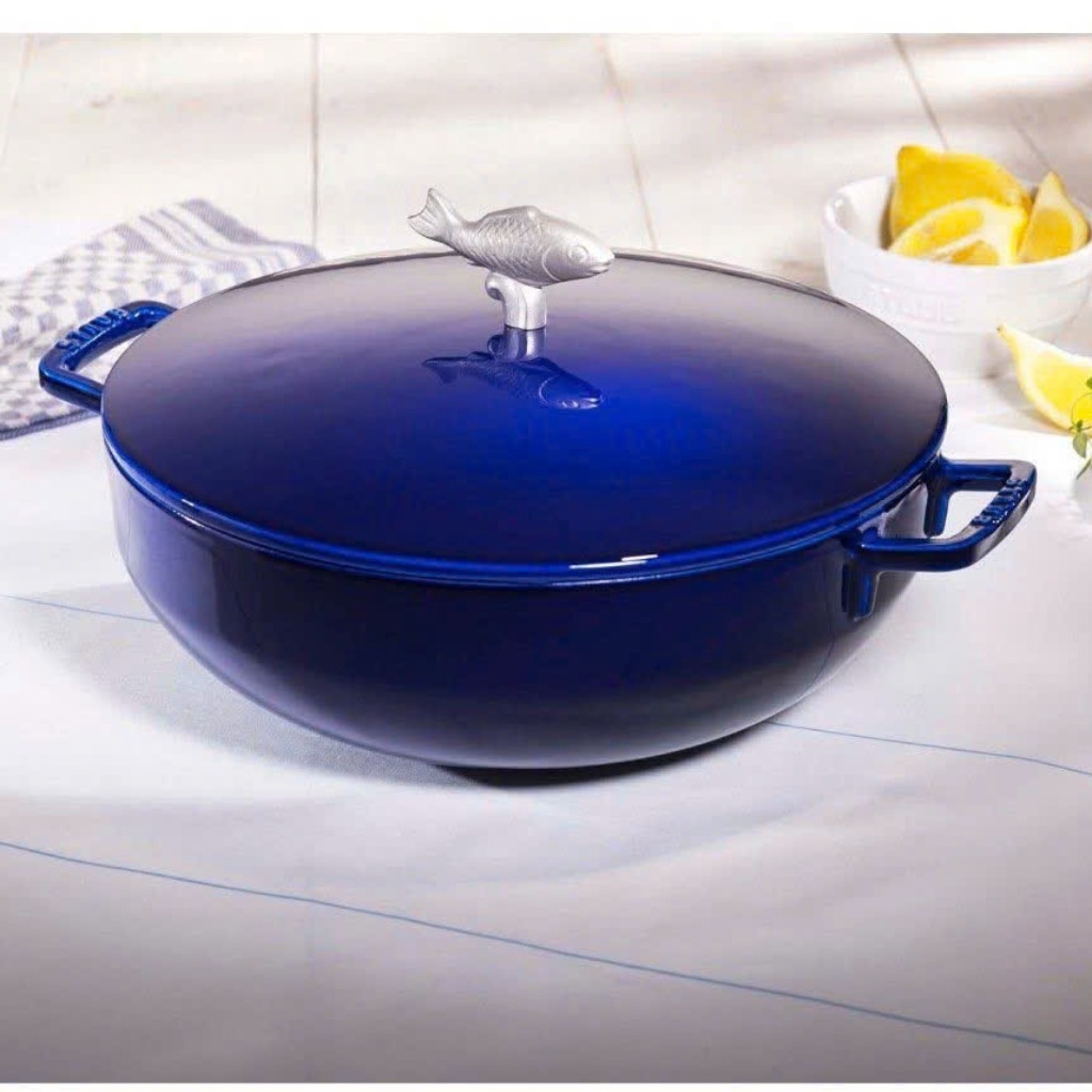 Nồi gang Staub Dark blue núm cá 28cm 4.65L (1112991)