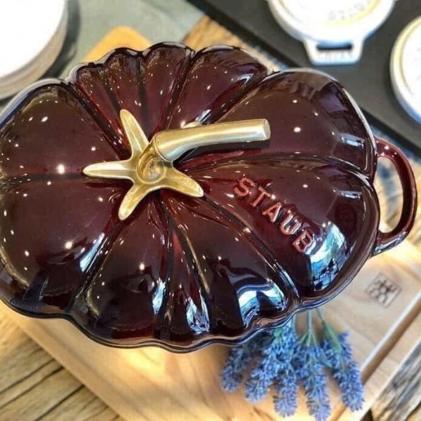 Nồi gang Staub Tomato cà chua 25cm 2.9L màu mận chín núm vàng (11712587)