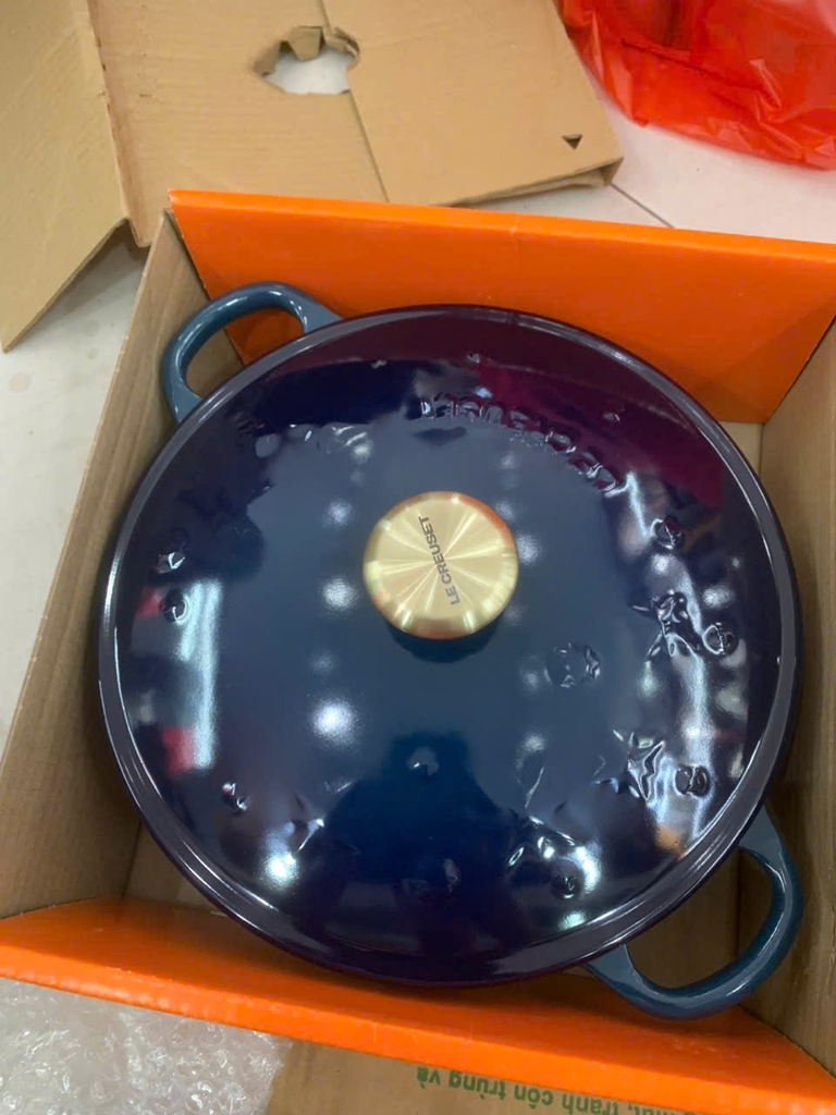 Nồi gang Le Creuset 22cm 2.6L xanh cổ vịt núm vàng (21983 22 42 20449)