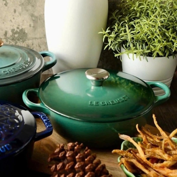 Nồi gang sâu lòng Le Creuset 22cm 2.6L màu xanh atiso (21074 22 79 50460)