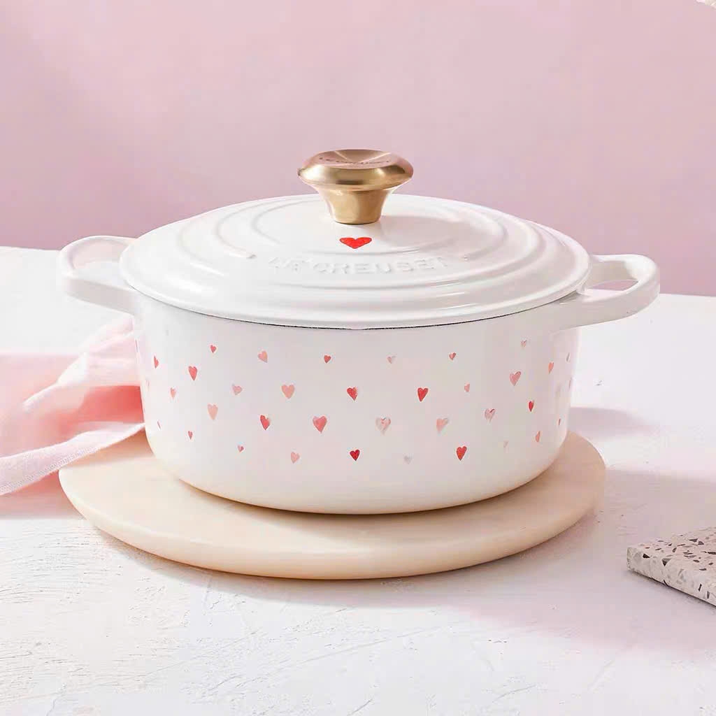Nồi gang Le Creuset Valentine họa tiết trái tim màu trắng 22cm 3.3L (21177 22 84 51450)