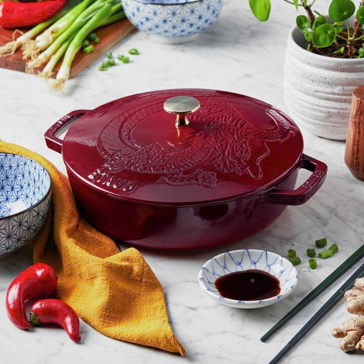 Nồi chảo gang Staub 24cm 2.4L màu đỏ nhung hình rồng (1028916)