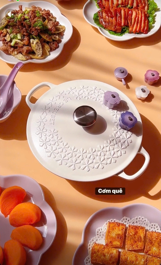 Nồi gang sâu lòng Le Creuset hoa mai trắng 22cm (21990 22 43 14442)