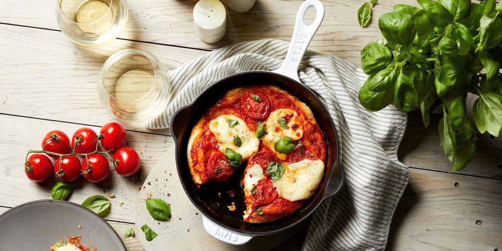 Chảo gang Staub có miệng rót 22cm 1.69L màu trắng