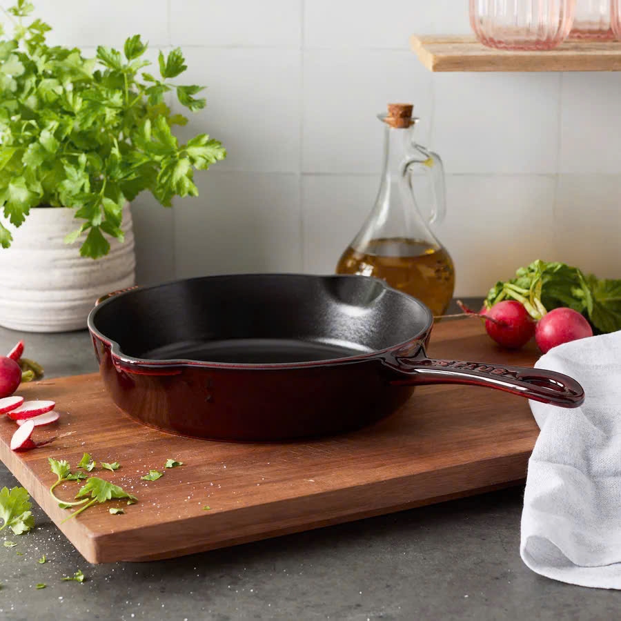 Chảo gang Staub Grenadine có miệng rót 22cm 1.69L màu đỏ mận (1029930)