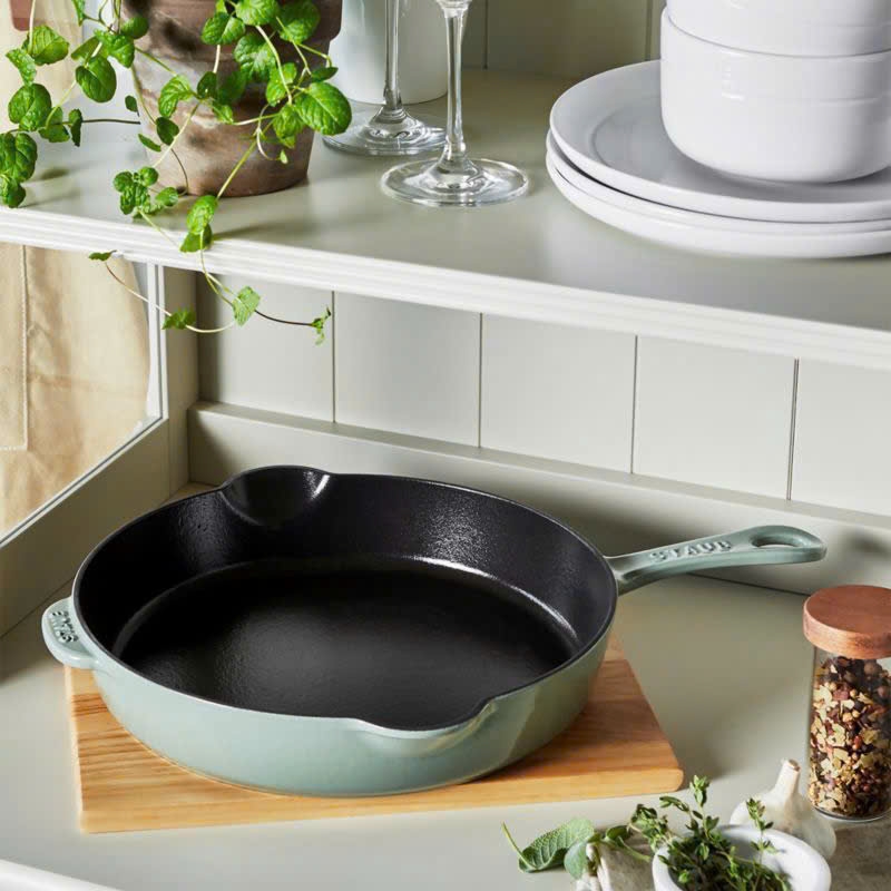 Chảo gang Staub có miệng rót 22cm 1.69L xanh bạch đàn (1029193)