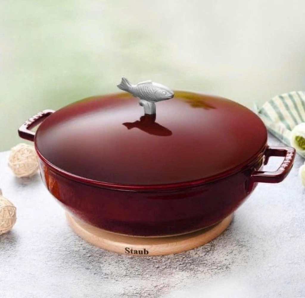 Nồi gang Staub Grenadine núm cá 28cm 4.65L đỏ mận (1112987)