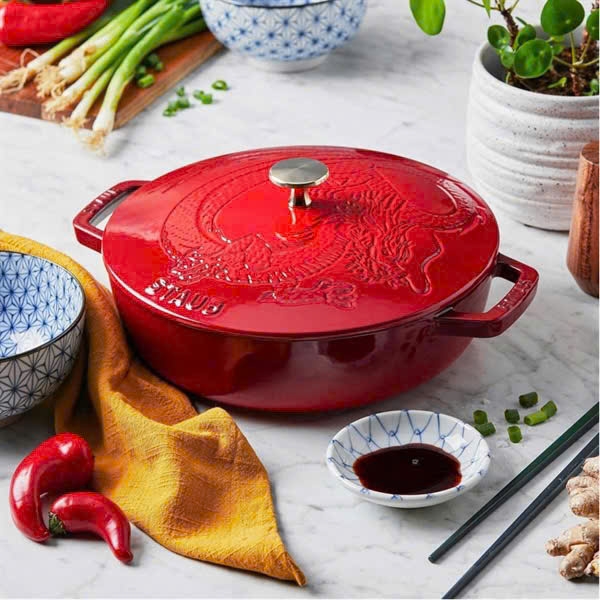 Nồi chảo gang Staub 24cm 2.4L màu đỏ cherry hình rồng (1028914)