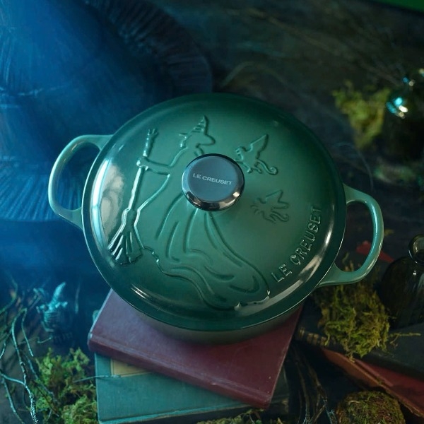Nồi gang Le Creuset Artichaut phù thuỷ xanh 24cm 4.2L (21802 24 795 0464)