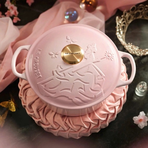 Nồi gang Le Creuset Shell Pink phù thuỷ hồng 24cm 4.2L (21801 24 777 4464)