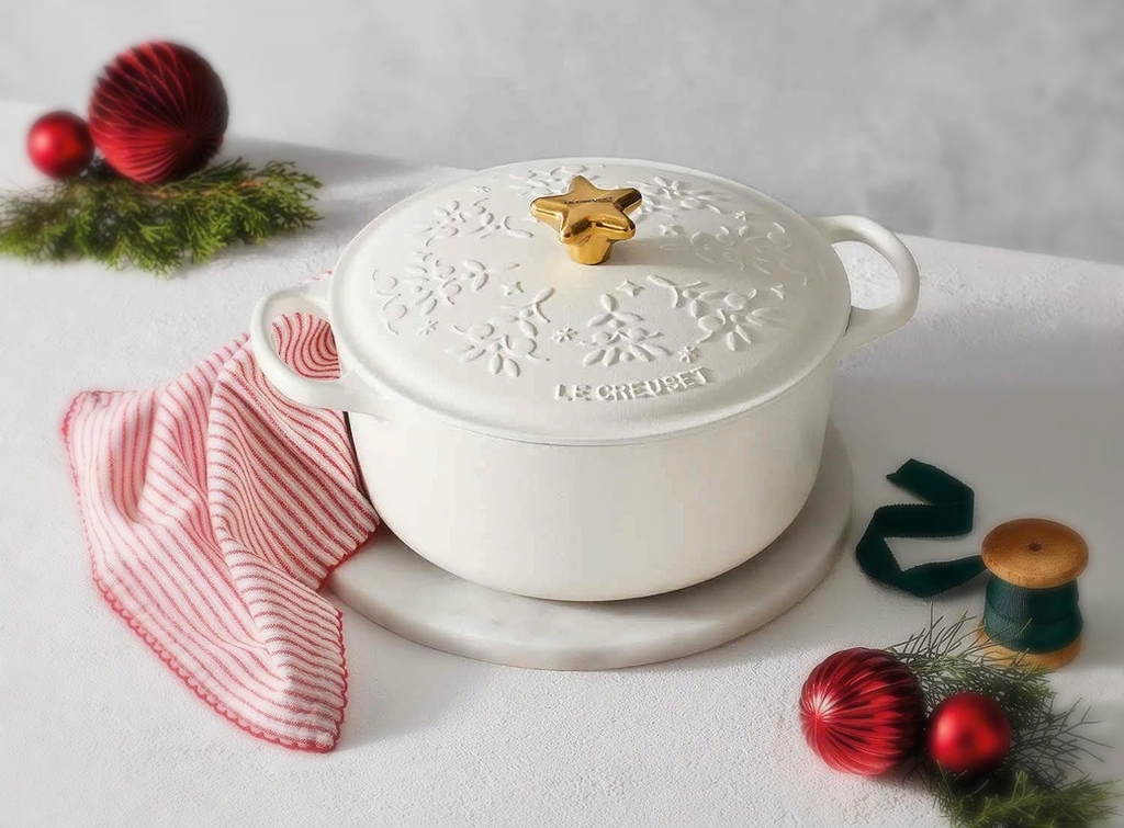 Nồi gang Le Creuset Noel Cotton trắng núm sao 24cm 4.2L (21886 24 43 14469)