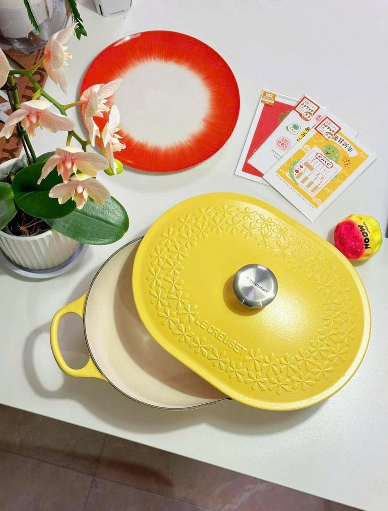 Chảo gang oval Le Creuset Oblong có nắp 31cm 3.4L hoa mai vàng (21996 31 47 14464)