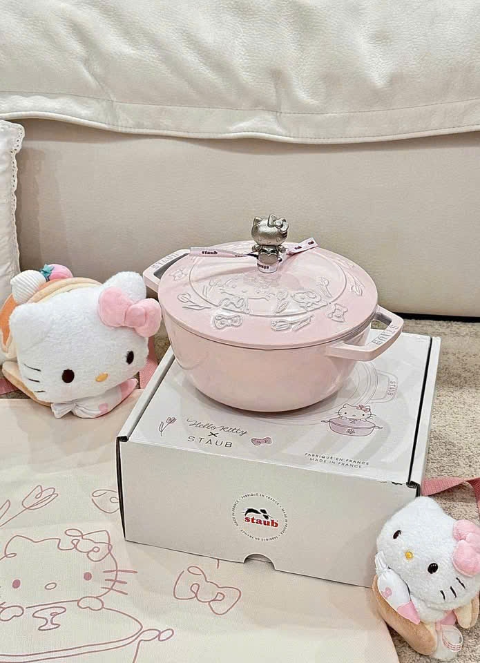 Nồi gang Staub Sorbet Hello Kitty 20cm 2.35L màu hồng (100572619)