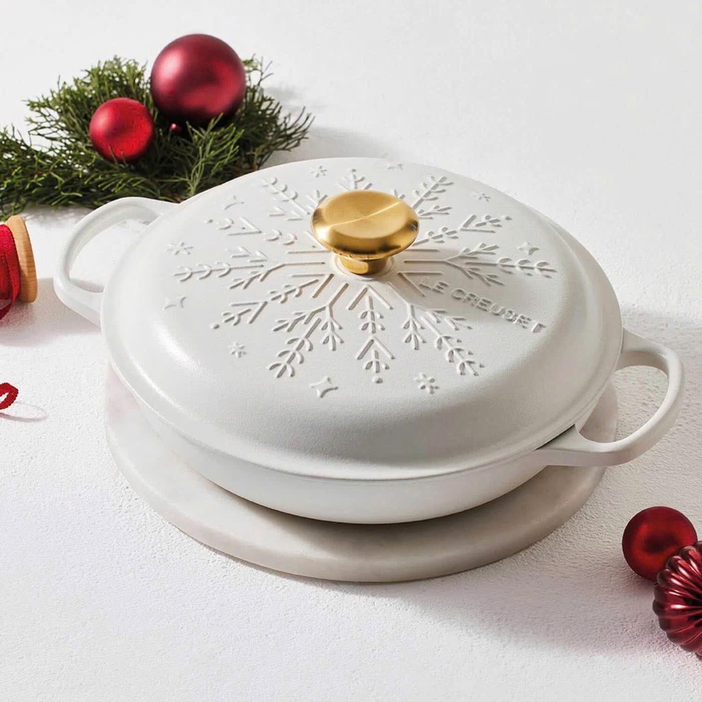 Nồi chảo gang Le Creuset bông tuyết trắng 26cm 2.2L (21969 26 43 14441)