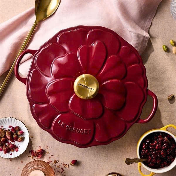 Chảo gang Le Creuset Petal Braiser nắp hoa 26cm 2.2L màu đỏ mận (21964 26 949 4441)
