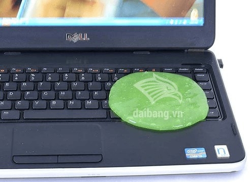 Sử dụng gel vệ sinh trên bề mặt bàn phím những nơi bằng phẳng