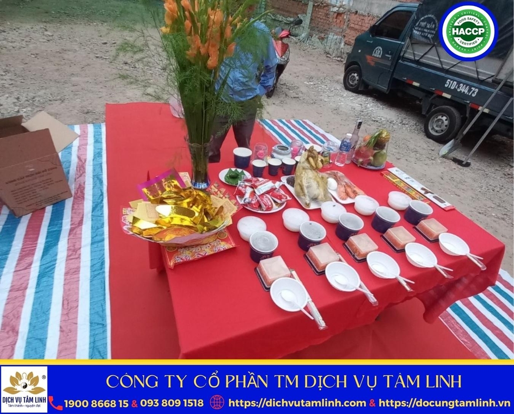 Mâm cúng động thổ thực tế tại Cầu Kiệu Mâm cúng động thổ tại phường Cầu Kiệu: Đi đúng luồng từ cổng nhận mâm đến điểm khởi công