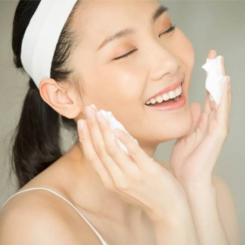 5 lưu ý rửa mặt đúng cách để tránh khô căng, lão hóa sớm