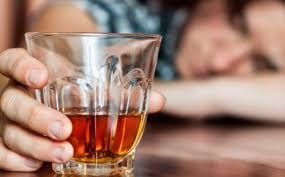 Rượu và mối nguy cho sức khỏe người cao tuổi