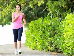 Đi bộ chậm có thể báo hiệu nguy cơ sa sút trí tuệ ở người cao tuổi