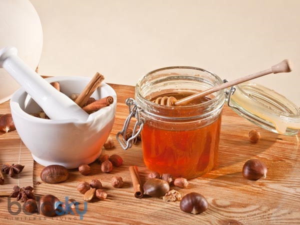 Trị mụn an toàn mà hiệu quả bằng hỗn hợp mật ong và quế