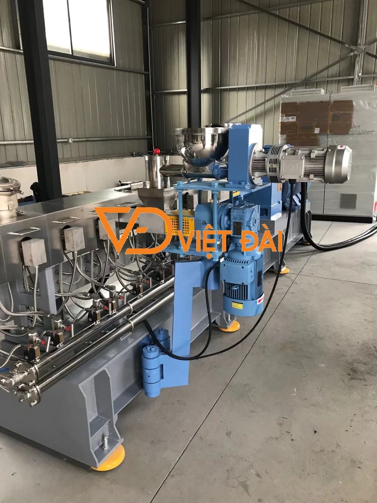Máy tạo hạt nhựa PET trục vít đôi.