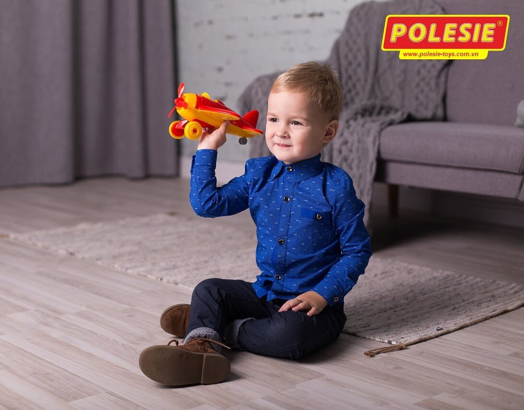 bé trai chơi máy bay đồ chơi thể thao Omega Polesie Việt Nam