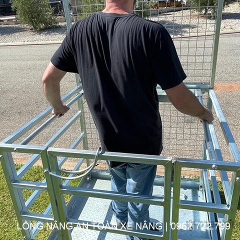 Lồng nâng an toàn xe nâng đang vận hành