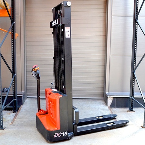 Xe nâng tay điện 1.5 tấn Heli loại chân hẹp