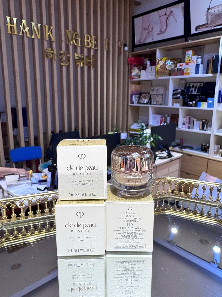 Kem Nền Clé De Peau Le Fond De Teint The Foundation Mini Tone I10 - Very Light Ivory 3ml