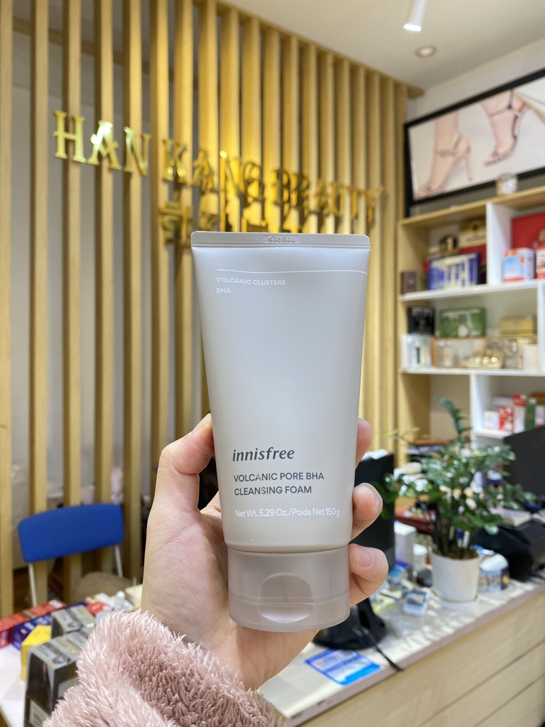 Sữa Rửa Mặt Tro Núi Lửa Trị Mụn Đầu Đen, Bã Nhờn Innisfree Jeju Volcanic Pore Cleansing Foam 150ml