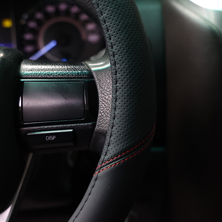 Bọc Vô Lăng CIND 1561 Size M Màu Đen Chỉ Đỏ - Nhập Khẩu Chính Hãng