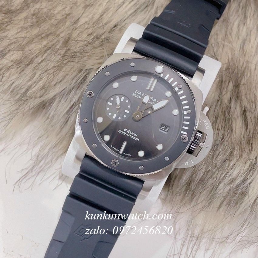 ng H Nam Panerai Luminor Submersible Automatic Day Cao Su en 47mm