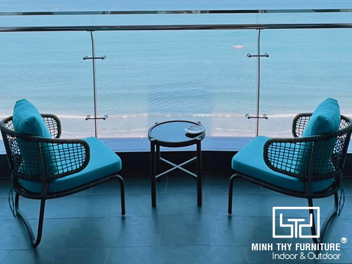 Bàn ghế ban công MT2044 là thiết kế mới nhất của chúng tôi. Với kiểu dáng sang trọng và chất liệu cao cấp, bộ bàn ghế này sẽ đem đến sự thoải mái tuyệt đối cho bạn khi ngồi. Với tính thẩm mỹ cao và tính năng đa dạng, nó chắc chắn sẽ làm bạn hài lòng và đáp ứng mọi yêu cầu của bạn về không gian sống ngoài trời.