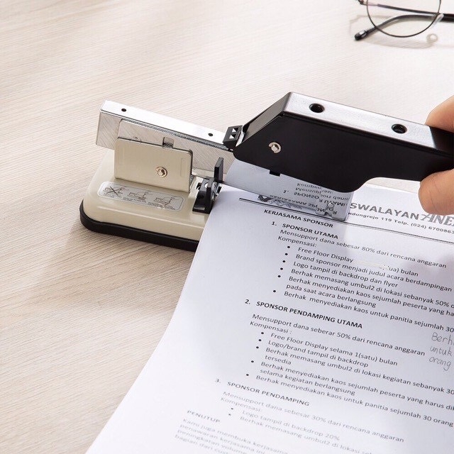 Bấm kim đại Deli 0394 100 tờ