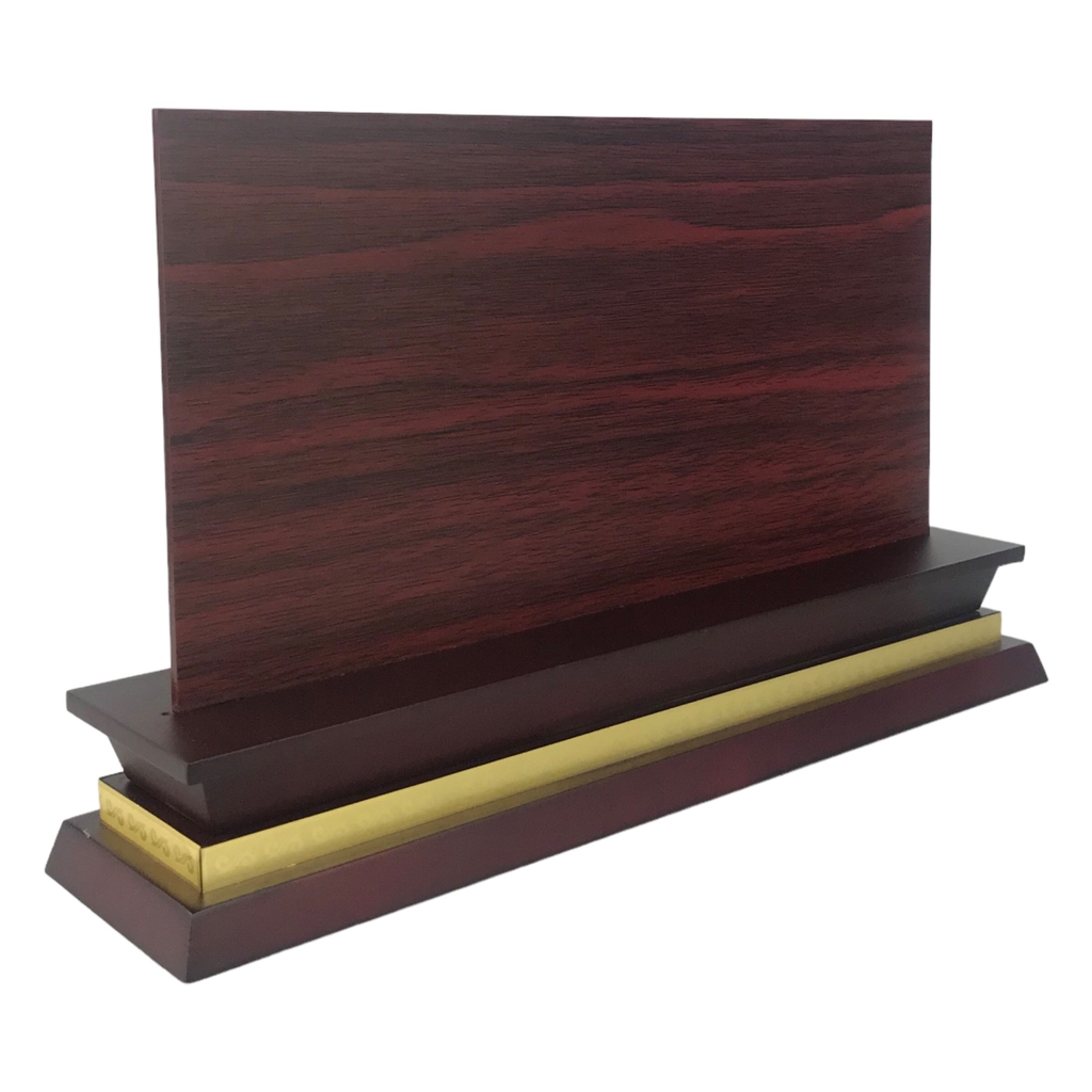 Bảng chức danh đế gỗ hoa văn DG01-B 275x60mm có mặt mica vân gỗ 250x125mm dày 3mm