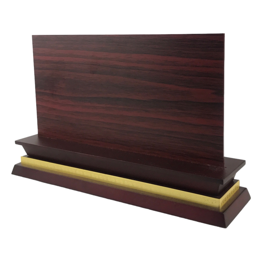 Bảng chức danh đế gỗ hoa văn DG01-B 275x60mm có mặt mica vân gỗ 250x125mm dày 3mm
